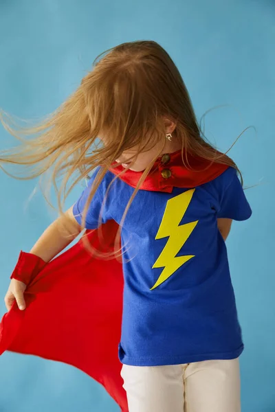 Grappig Klein Machtssuperheldenkind Meisje Een Rode Regenjas Grappig Kind Tegen — Stockfoto