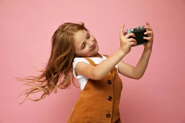 Улыбающийся Ребенок Ребенок Девочка Держит Руках Фотоаппарат Делает Селфи Изучение — стоковое фото