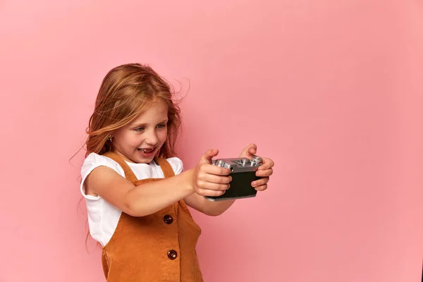 Bela Criança Sorridente Criança Menina Segurando Uma Câmera Instantânea Tirando — Fotografia de Stock