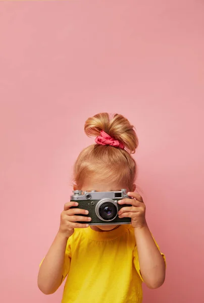 Prachtig Lachend Kind Kind Meisje Met Een Instant Camera Leer — Stockfoto