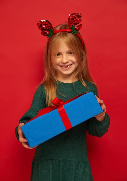 Sonriente Niño Divertido Niño Niña Banda Pelo Renos Llevando Regalo —  Fotos de Stock