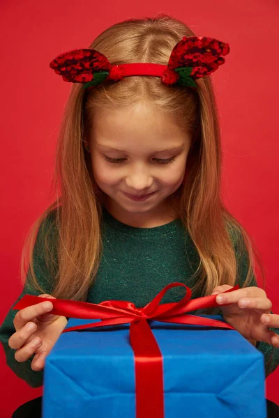 Usmívající Dítě Dítě Dívka Reindeer Hairband Držet Vánoční Dárek Ruce — Stock fotografie