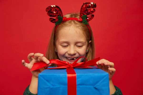 Lächelndes Lustiges Kind Kind Mädchen Rentierhaarband Mit Weihnachtsgeschenk Der Hand — Stockfoto