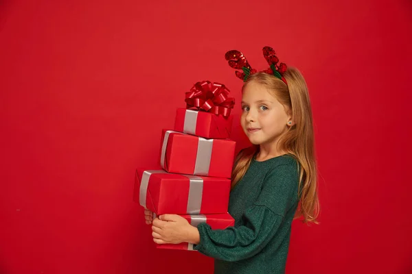 Смешной Ребенок Малыш Девочка Оленьей Упряжке Держать Рождественские Подарки Руке — стоковое фото