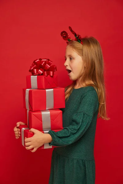 Glimlachend Grappig Kind Kind Meisje Rendier Haarband Met Kerstcadeaus Hand — Stockfoto