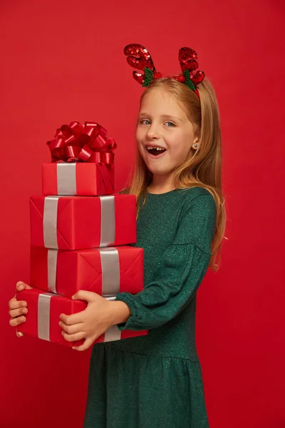 Glimlachend Grappig Kind Kind Meisje Rendier Haarband Met Kerstcadeaus Hand — Stockfoto