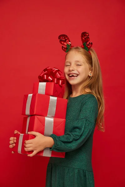 Lächelndes Lustiges Kind Kind Mädchen Rentierhaarband Mit Weihnachtsgeschenken Der Hand — Stockfoto