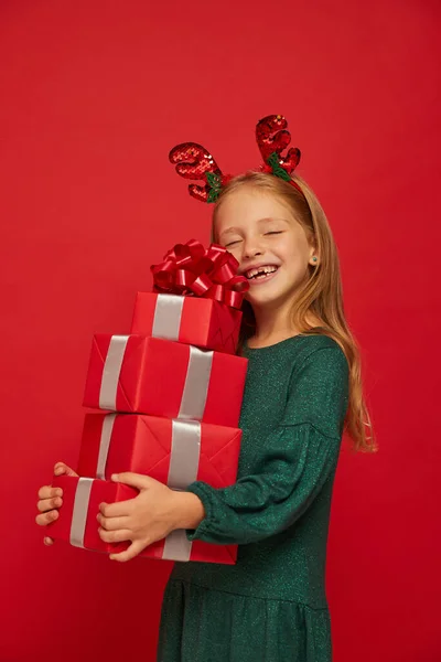 Lächelndes Lustiges Kind Kind Mädchen Rentierhaarband Mit Weihnachtsgeschenken Der Hand — Stockfoto