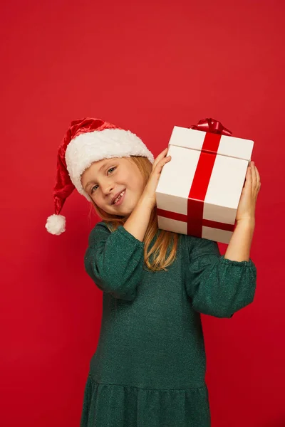 Lächelndes Lustiges Kind Kind Mädchen Mit Weihnachtsmütze Und Weihnachtsgeschenkbox Der — Stockfoto
