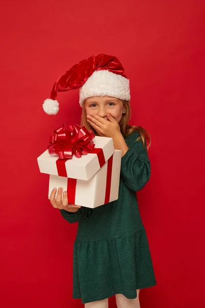 Glimlachend Grappig Kind Kind Meisje Santa Rode Hoed Openen Kerstcadeau — Stockfoto