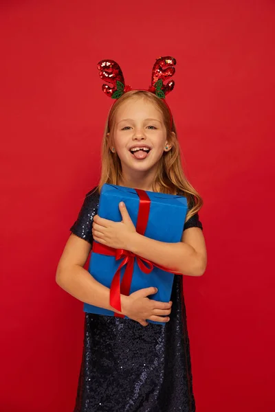 Смешной Ребенок Малыш Девочка Оленьей Упряжке Держа Руках Коробку Подарками — стоковое фото