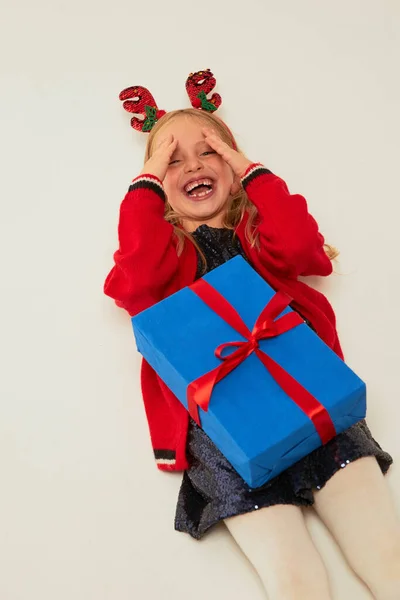 Uśmiechnięty Śmieszne Dziecko Dziecko Dziewczyna Reniferów Hairband Trzymając Prezenty Świąteczne — Zdjęcie stockowe