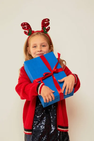 Lächelndes Lustiges Kind Kind Mädchen Rentierhaarband Mit Weihnachtsgeschenken Der Hand — Stockfoto