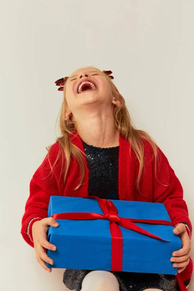 Leende Roligt Barn Barn Flicka Renhår Hårband Som Håller Julklappar — Stockfoto