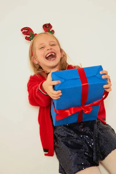 Смешной Ребенок Малыш Девочка Оленьей Упряжке Рождественскими Подарками Руках Рождественская — стоковое фото