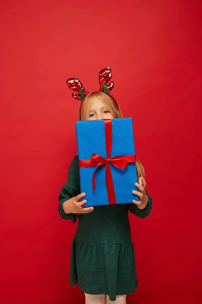 Sorrindo Criança Engraçada Criança Menina Rena Hairband Segurando Presente Natal Fotografias De Stock Royalty-Free