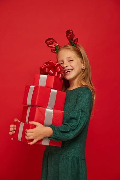 Sorrindo Criança Engraçada Criança Menina Rena Hairband Segurando Presentes Natal Imagens Royalty-Free