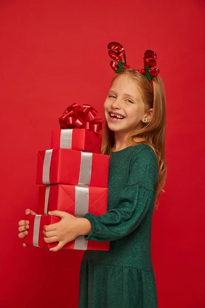 Sorrindo Criança Engraçada Criança Menina Rena Hairband Segurando Presentes Natal Imagem De Stock