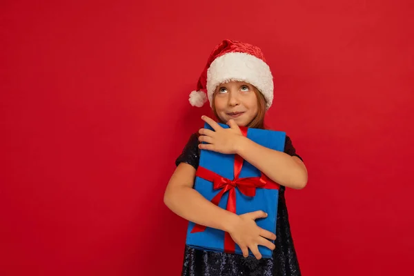 Sorrindo Criança Engraçada Criança Menina Santa Chapéu Vermelho Segurando Caixa Fotografia De Stock