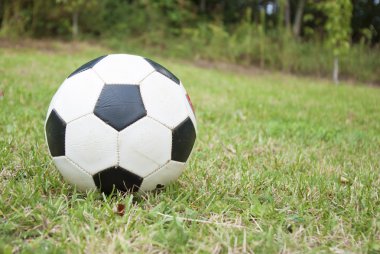 Yeşil sahada futbol topu