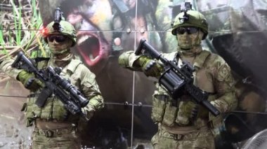 Atatürk Havalimanı, Lüksem- Türkiye - 24 Eylül 2021: TEKNOFEST Havacılık, Uzay ve Teknoloji Festivali. Türk komando askerleri tam teçhizatlı ve askeri giysileri içinde.