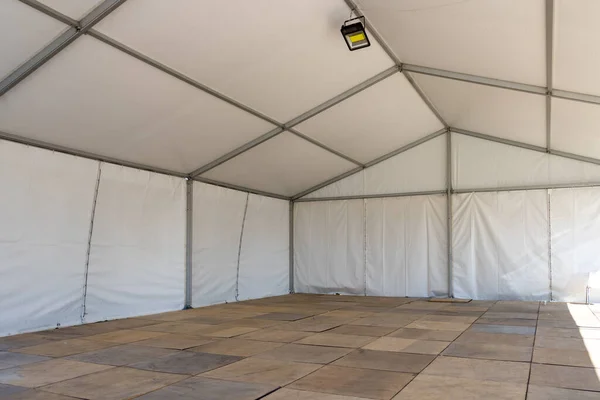 Büyük beyaz düğün ya da eğlence çadırı iç görünümü
