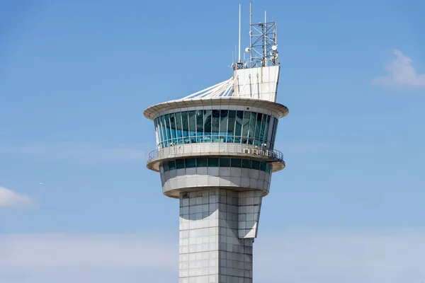 空港交通管制塔 飛行管理センター 隔離された青空の背景 ロイヤリティフリーのストック画像