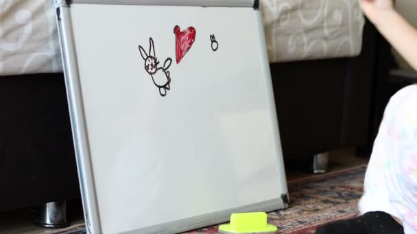 Dívka Dítě Kreslí Kočičí Obrázky Deskovou Značkou Tužkou Doma — Stock video