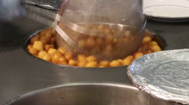 Geleneksel Türkçe ve Arapça tatlı: Lokma veya donut yapımı