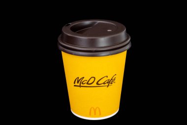 İrlanda - Türkiye - Kasım 2021: Sarı McDonalds kağıt kahve fincanı. Karton bardak. McD Cafe 'de. İzole edilmiş siyah arkaplanda