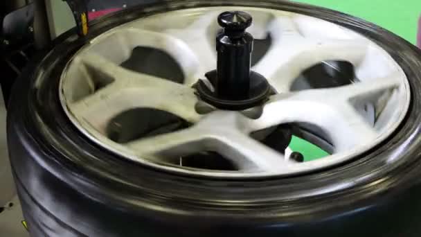 轮胎修理用轮胎修理机 从轮圈中取出轮胎 汽车轮胎损坏修理 — 图库视频影像