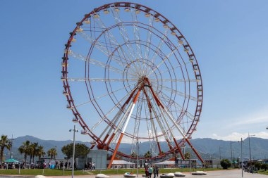 Batum, Gürcistan - 15 Mayıs 2022: Güneşli bir yaz gününde Batum şehir merkezi ve deniz kıyısının genel görünümü. Turistik bir yer. Batum Dönme Dolap ve Deniz Feneri