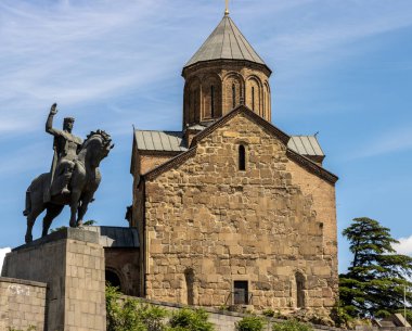 Tiflis, Gürcistan - 17 Mayıs 2022: Vakhtang Gorgasali Heykeli ve Metekhi St. Virgin Kilisesi görüşü