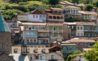 Tiflis, Gürcistan - 17 Mayıs 2022: Tiflis şehir merkezi ve Kura Nehri 'nin genel görünümü