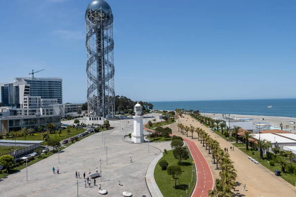 Batum, Gürcistan - 15 Mayıs 2022: Güneşli bir yaz gününde Batum şehir merkezi ve deniz kıyısının genel görünümü. Turistik bir yer. Batum Dönme Dolap ve Deniz Feneri