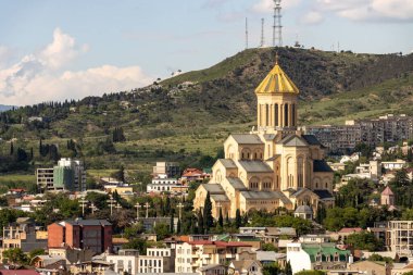 Tiflis şehir merkezi ve Kura Nehri 'nin genel manzarası. Georgia