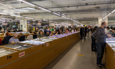 Tiflis, Gürcistan - 19 Mayıs 2022: Tiflis merkez alışveriş merkezinde gümüş ve altın mücevherlerin satıldığı bir pazar