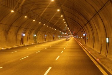 Otoyol araç tüneli içeride. Çok şeritli yol tüneli
