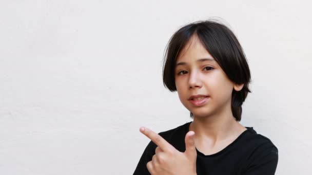 Έκπληκτος Και Χαρούμενος Νεαρός Ασιάτης Χαμογελαστός Νικητής Παιδιά Αγόρι Σηκώνοντας — Αρχείο Βίντεο