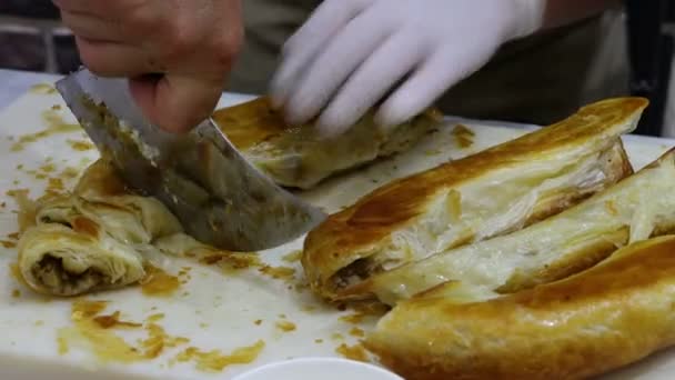 Cook Cutting Cooked Mince Pastry Turkish Food Mince Pastry Dish — ストック動画