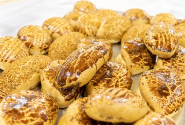 Tepside sıcak ve taze hamur işi. Türkçe adı: Pogaca