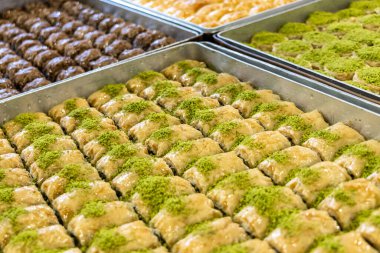 Türk ve Orta Doğu tatlıları, yerel adı Baklava. Fıstıklı hamur tatlısı tepside