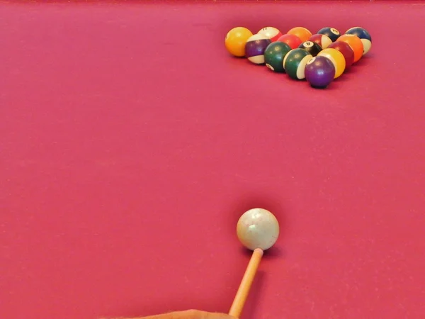 Bilardo oyununa başlamak için kırmaya hazır. — Stok fotoğraf