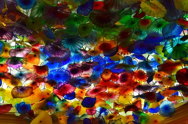Feuilles de verre colorées sculpture . Images De Stock Libres De Droits