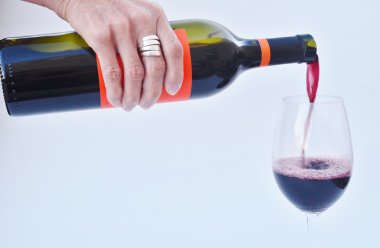 Kırmızı şarap dök.