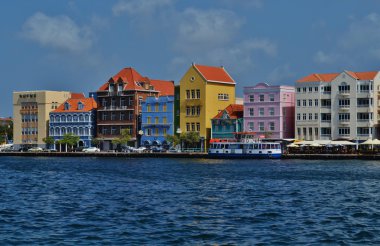 bir koyda renkli binalar