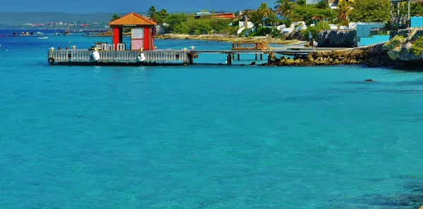 Cobertizo rojo en un muelle —  Fotos de Stock