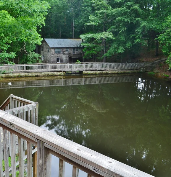 Mill pond near an old building. — Stock Photo, Image