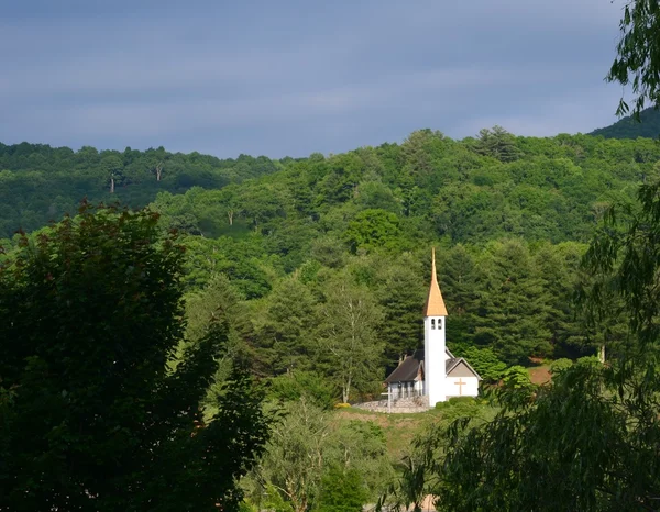Белая сельская церковь на закате . — стоковое фото