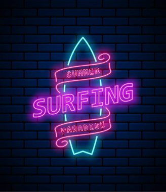 Renkli neon illüstrasyon sörf tahtası, duvarda yazı olan kurdele. Amblem, poster, afiş ve tabela için tasarım ögesi. Vektör çizimi. Boş zaman.